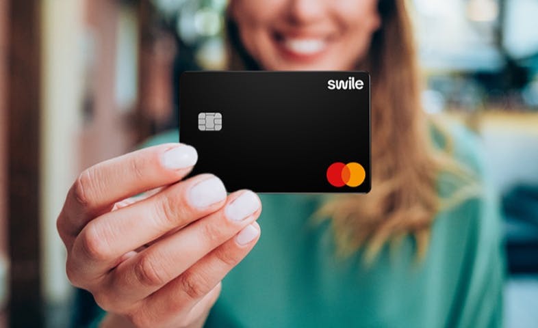 woman holding a swile card