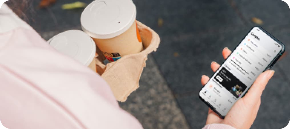 Utilisatrice consultant l'application Swile sur son smartphone.