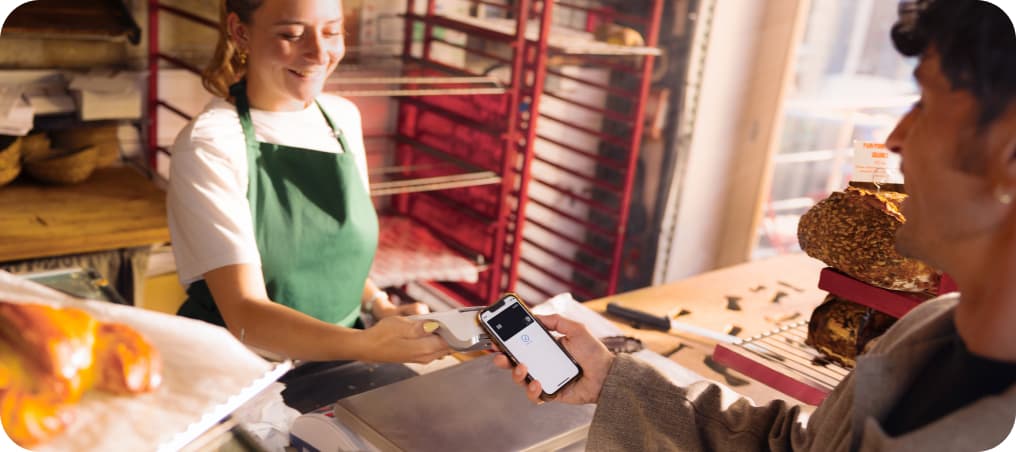 Paiement sans contact avec la carte Swile en boulangerie.